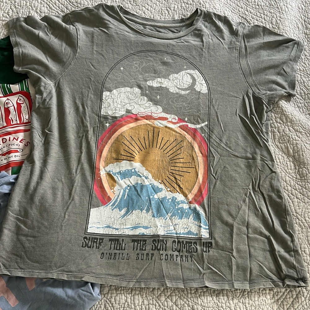Graphic tees - Picture 2 of 7